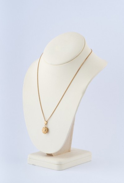 Gouden zon hanger aan gouden gourmet collier