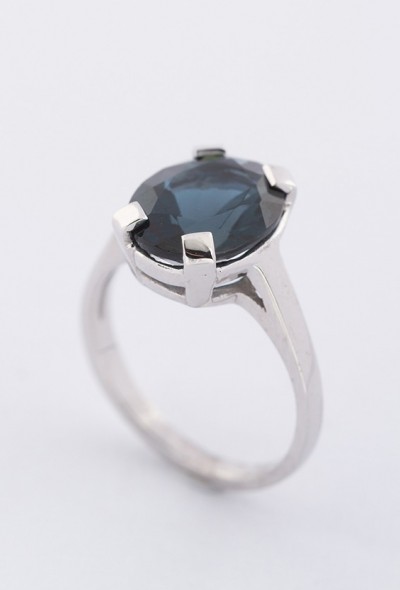 Wit gouden ring met een topaas
