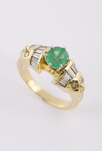 Gouden band ring met een smaragd en diamanten