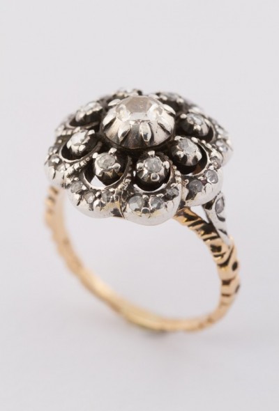 Gouden ring met roos geslepen diamanten in zilver gezet