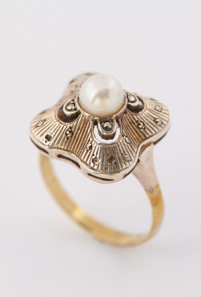 8 krt. ring met cultivé parel en markasieten (Bwg)