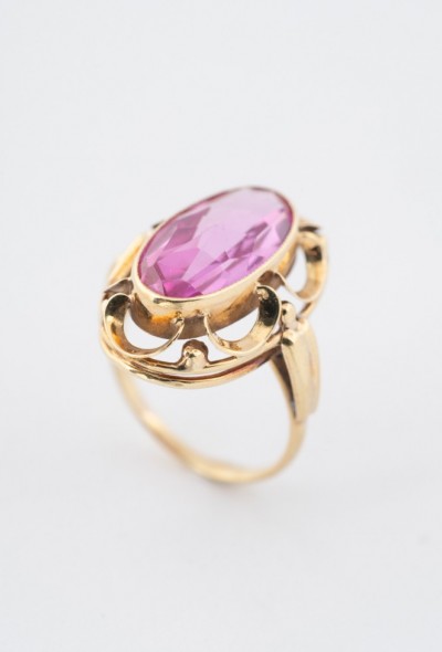 Gouden ring met synth. roze saffier