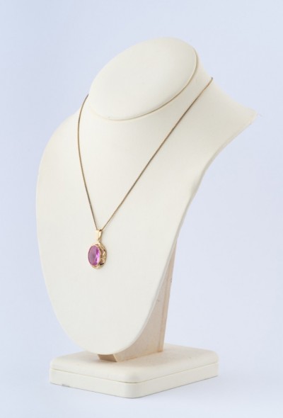 Gouden hanger met synth. roze saffier aan gouden Venetiaans collier