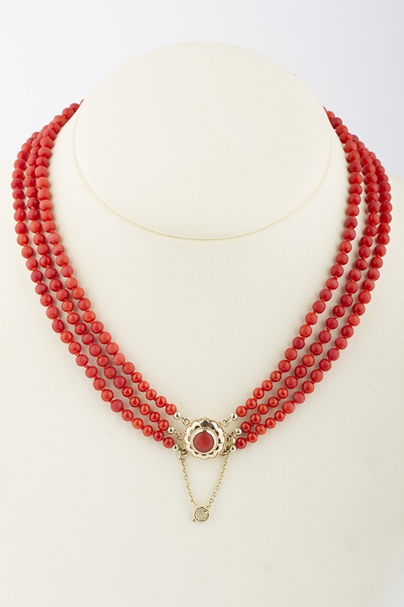 3-strengs bloedkoralen collier aan gouden sluiting