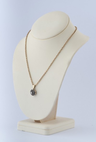 Antieke gouden hanger met diamanten aan gouden jasseron collier