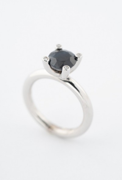 Wit gouden ring met saffier en 4 briljanten