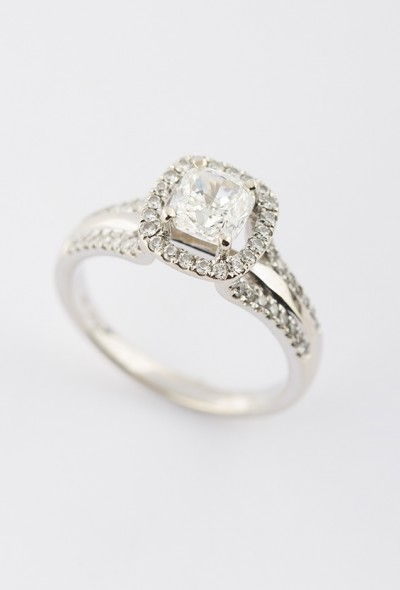 Wit gouden entourage ring met 'cushion' briljant