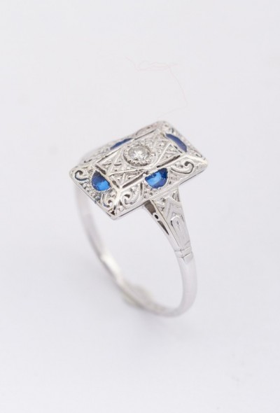 Wit gouden Art deco ring met een briljant en emaille