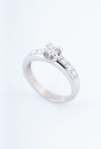 Wit gouden ring met 7 briljanten