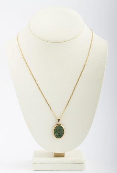 Jade hanger aan gouden collier