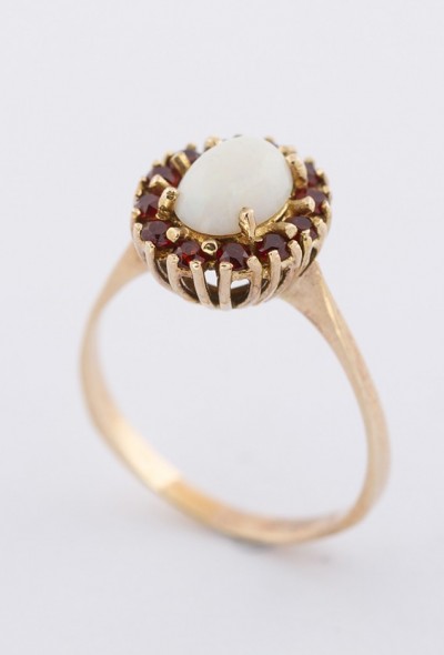 9 krt. entourage ring met opaal en granaten