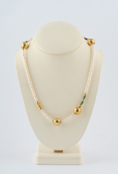 Schoeffel parel collier met gouden tussen schakels en smaragden