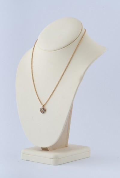 Gouden hart hanger met edelstenen aan gouden jasseron collier