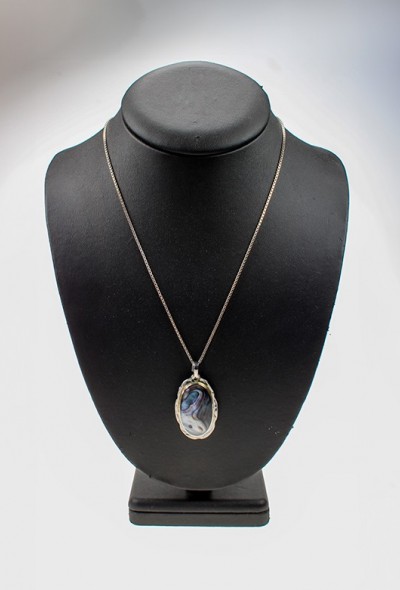 Zilveren collier met parelmoer