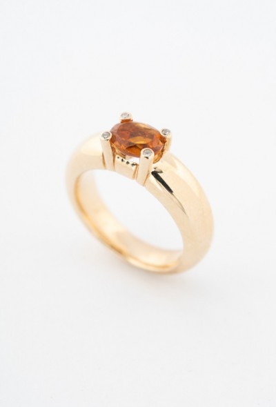 Massieve gouden ring met een facet ovaal geslepen citrien en briljanten