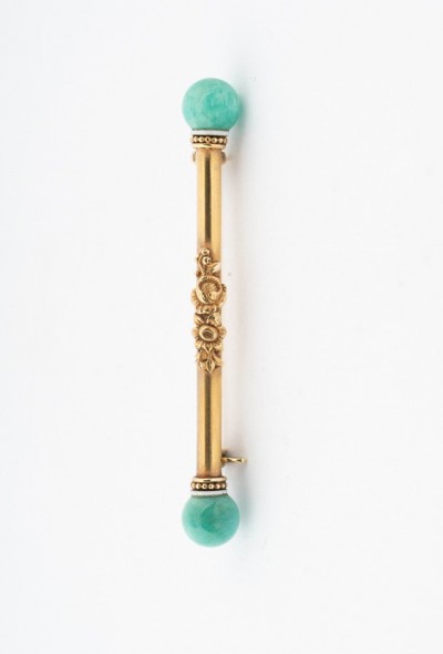 Gouden brochette met amazoniet en wit emaille