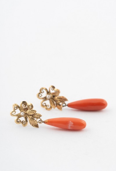 Antieke gouden oorhangers met parel en bloedkoraal pampel