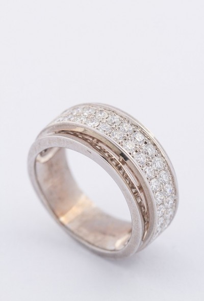 Wit gouden dubbele rij ring met 28 briljanten. Totaal ca. 0.98 ct.