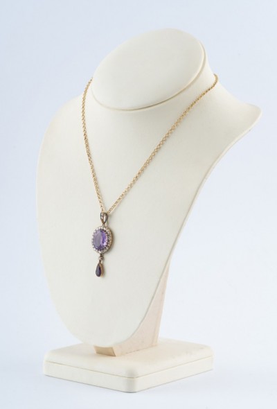 Gouden hanger met amathisten en diamanten aan gouden collier