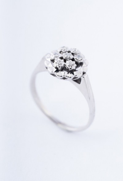 Wit gouden entourage ring met 7 diamanten