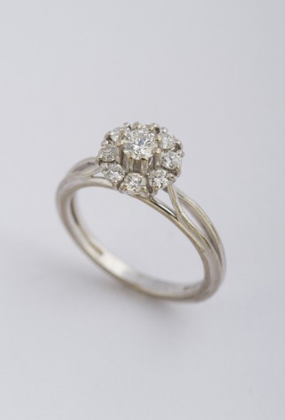 Wit gouden entourage ring met briljanten