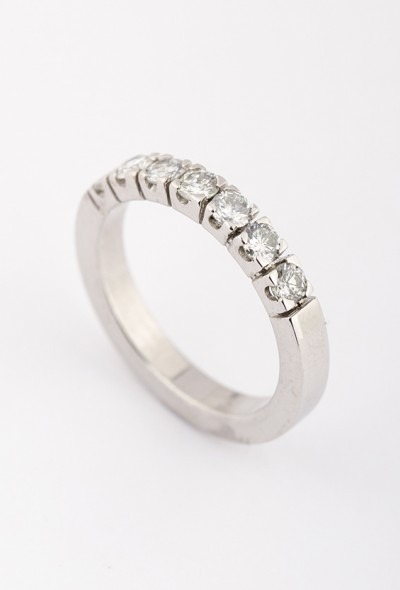 Wit gouden rij ring met 7 briljanten