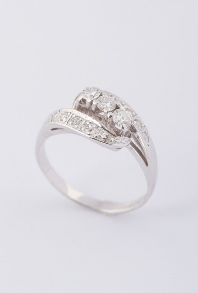 Wit gouden slagring met 3 briljanten en 10 diamanten