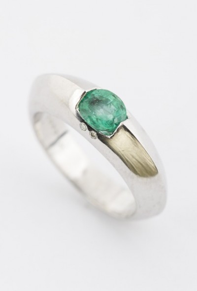 Wit gouden ring met smaragd en briljanten