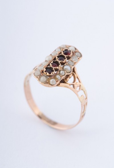 Antieke gouden ring met granaten en parels