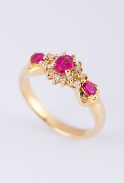 Gouden entourage ring met robijnen en diamanten