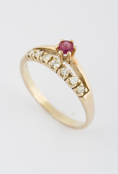 Gouden rij ring met robijn en briljant