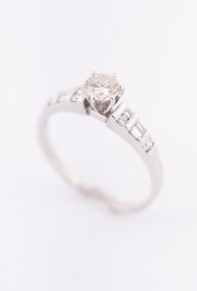 Wit gouden ring met briljant en baguette geslepen diamanten