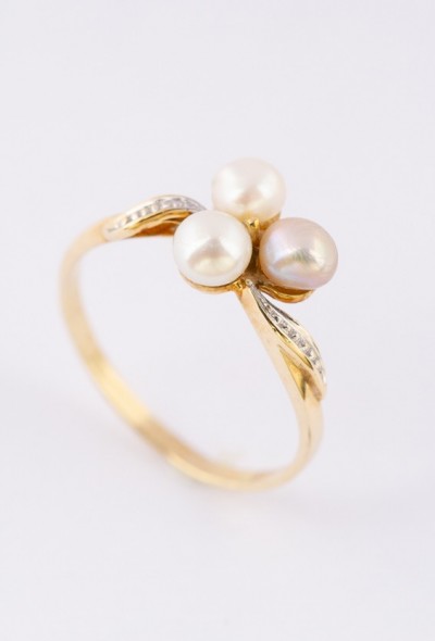 Gouden ring met 3 parels