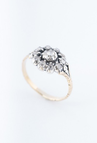 Gouden ring met diamanten in zilver gezet