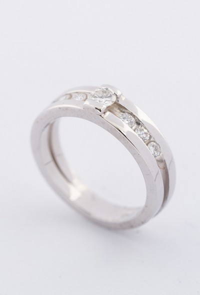 Wit gouden ring met 7 briljanten. Totaal ca. 0.40 ct.