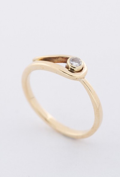 Gouden slag ring met een briljant van ca. 0.09 ct.