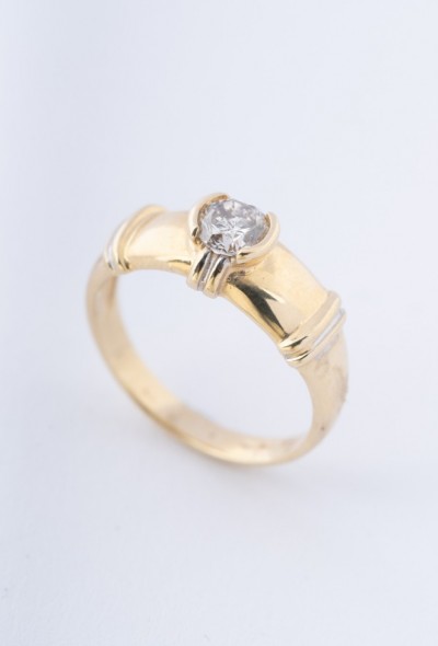 Gouden bandring met een briljant