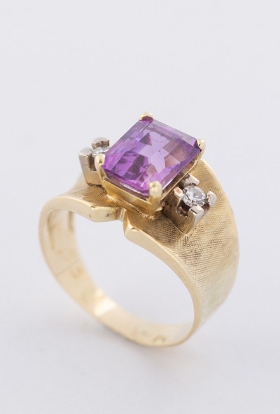 Gouden ring met amethist en 2 diamanten (8-kant)