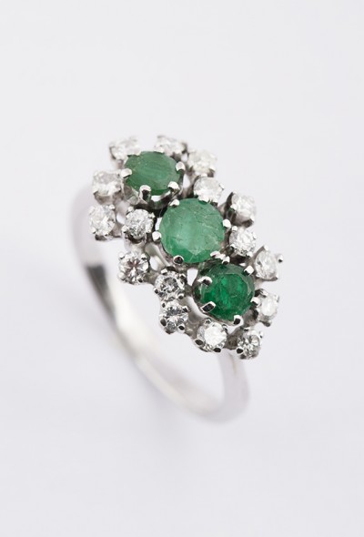 Wit gouden ring met smaragd en briljant