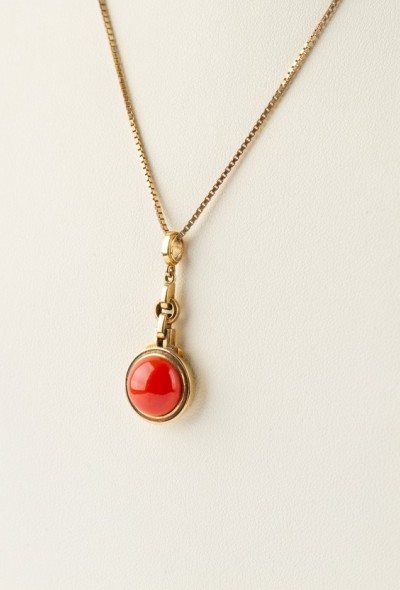 Gouden hanger met bloedkoraal aan gouden collier.