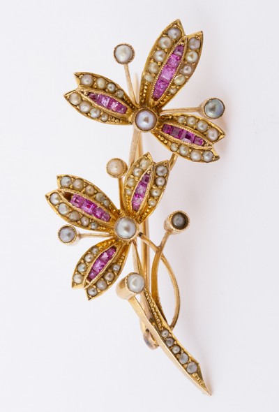 Antieke bloem broche met robijn en parels