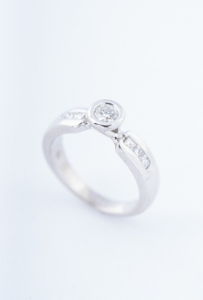 Wit gouden ring met een briljant en prinses geslepen briljanten