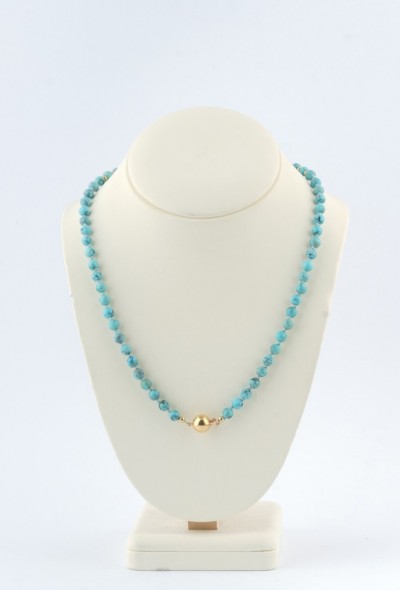 Turkoois collier aan gouden bolsluiting