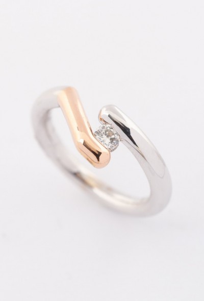 Massieve wit/rosé gouden ring met een briljant van 0.17 ct.