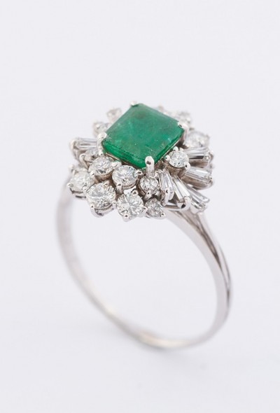 Wit gouden entourage ring met een smaragd, briljante en baguette diamant