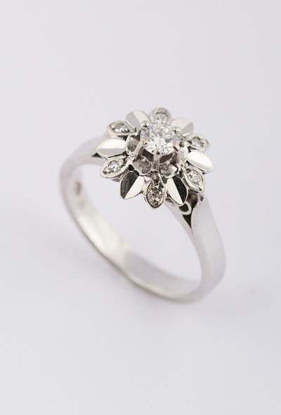 Wit gouden entourage ring met briljanten