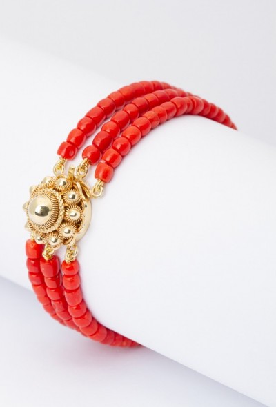 Bloedkoralen armband aan gouden zeeuwse knoop sluiting