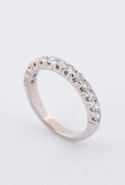 Wit gouden half alliance ring met 13 briljanten. Totaal ca. 0.65 ct.