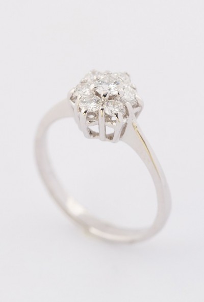 Wit gouden entourage ring met 7 briljanten