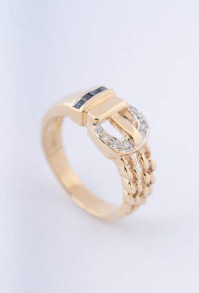 Gouden gesp ring met 8 briljanten en 4 carre geslepen saffieren